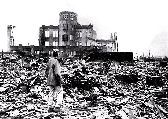 Hiroshima rasa al suolo dall'esplosione nucleare.