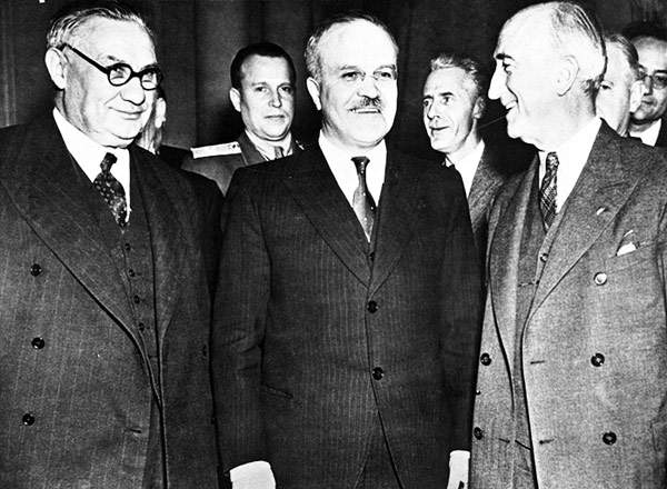 Da sinistra, i ministri degli esteri Bevin (Regno unito), Molotov (Urss) e Byrnes (Usa) alla conferenza di Mosca.