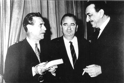 Arrigo Benedetti tra Mario Soldati (a sinistra) e Arnoldo Mondadori.