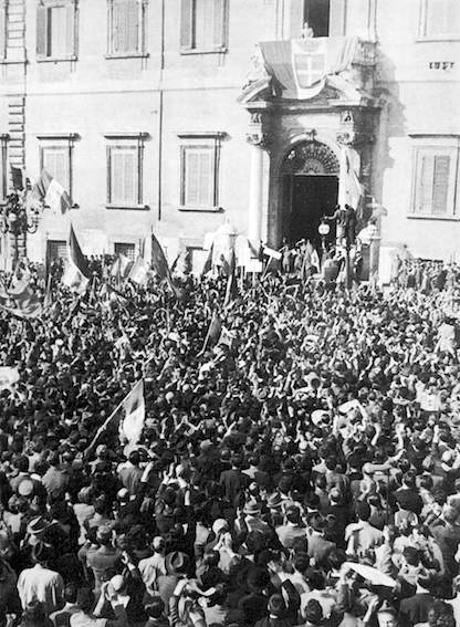Manifestanti davanti al Quirinale per l'ascesa al trono di Umberto II.