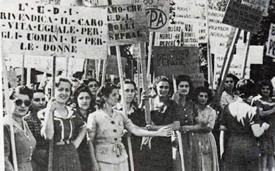 Attiviste dell'UDI festeggiano la giornata della donna.