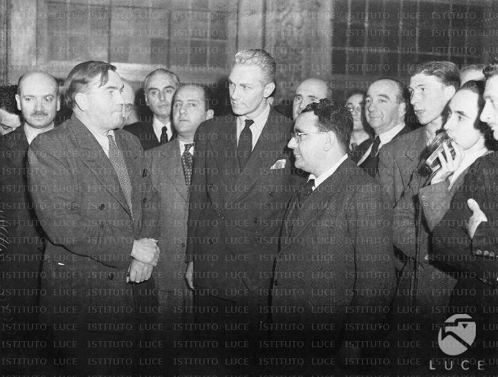 In primo piano, il ministro dell'Assistenza Postbellica Sereni e il capo della missione UNRRA in Italia Mr. Keeny. 