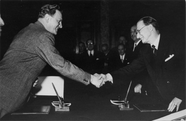 De Gasperi e Gruber alla firma dell'accordo.