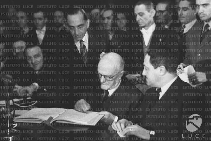 Carlo Sforza firma il Trattato d'amicizia Italia USA.