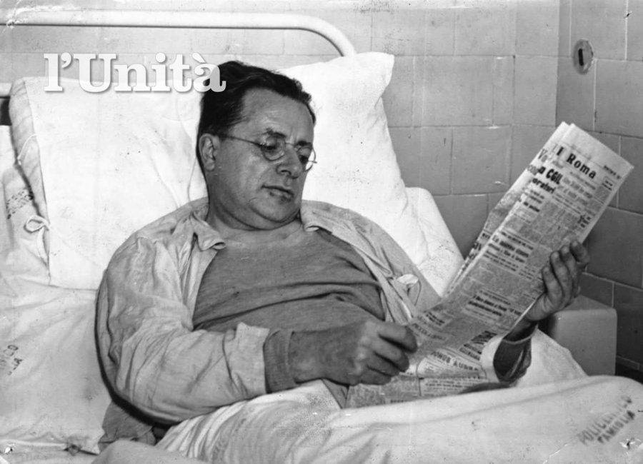 Togliatti convalescente in ospedale.