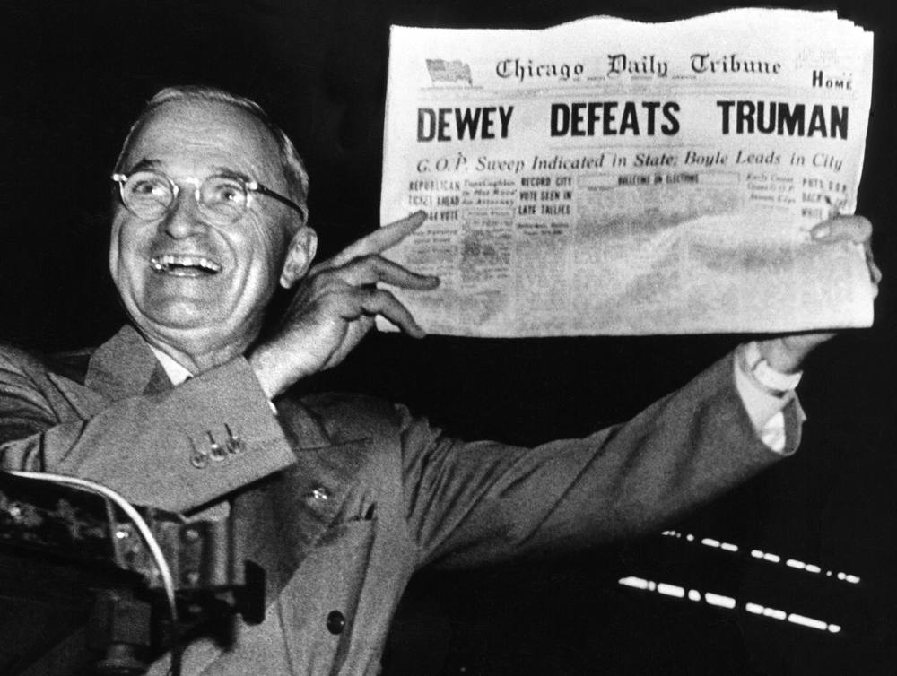 Truman vittorioso si burla delle false notizie sulla sua sconfitta.