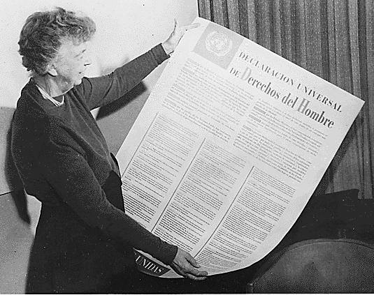 Eleonor Roosvelt, presidente della Commissione ONU per i diritti umani, mostra il testo della dichiarazione approvata.