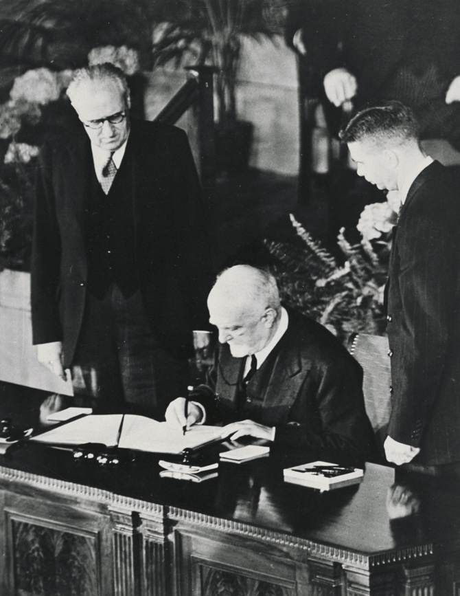 Carlo Sforza, ministro degli Esteri italiano, firma il trattato NATO.