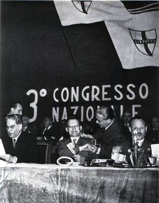De Gasperi al tavolo di presidenza del III congresso DC.