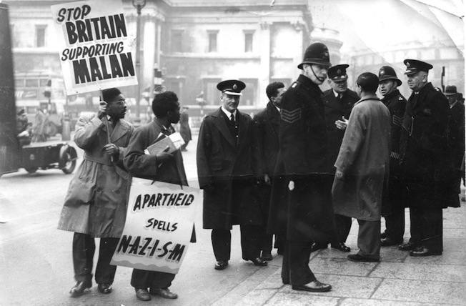 Manifestazione a Londra nel 1949 contro l'apartheid introdotta in Sud Africa dal primo ministro Malan.
