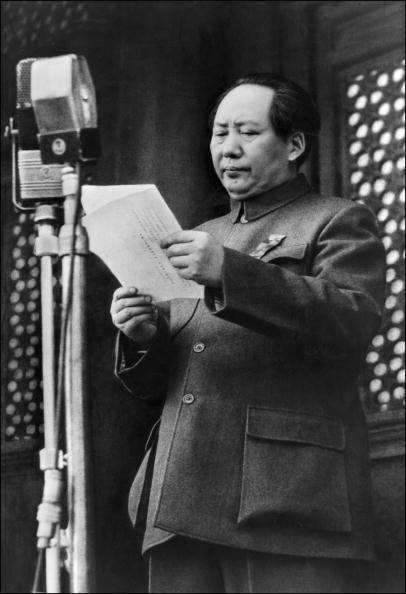 Mao Tse-tung proclama la nascita della Repubblica popolare cinese.
