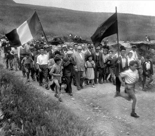 Contadini durante un'occupazione delle terre in Sicilia.