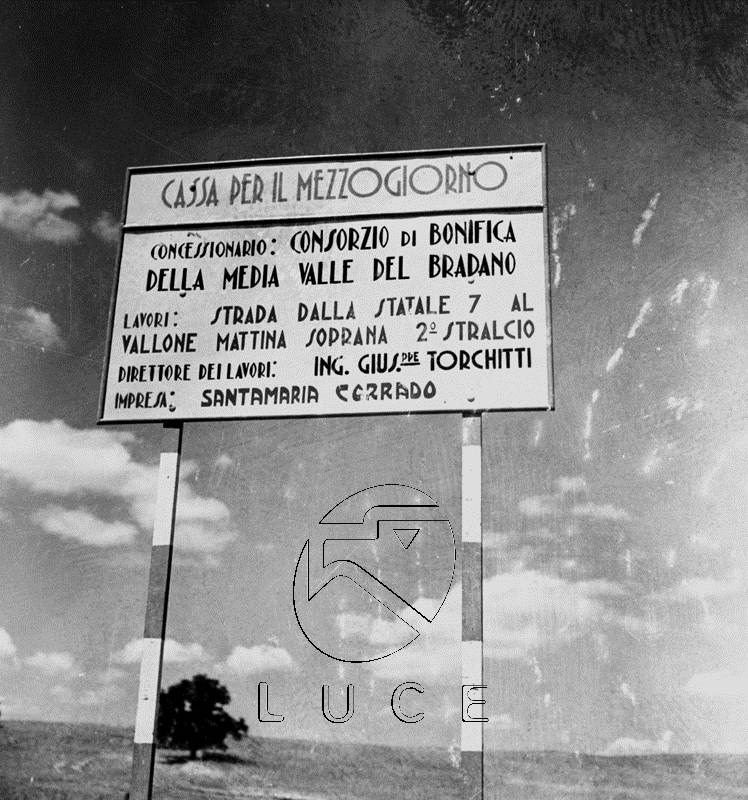 Negli anni '50 la Cassa del Mezzogiorno privilegiò interventi infrastrutturali quali strade e acquedotti.