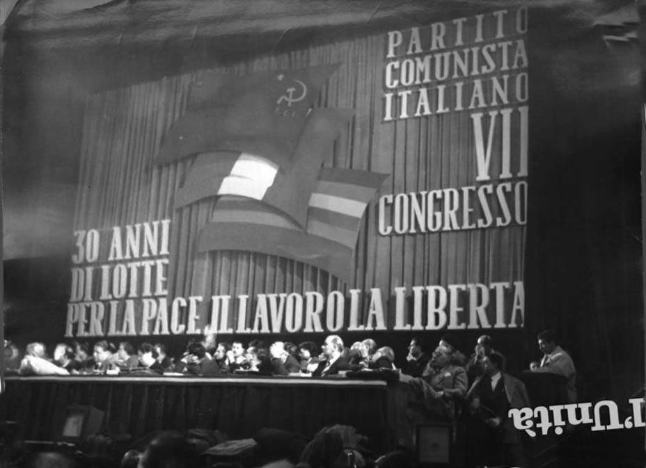 Il palco del VII congresso del PCI.
