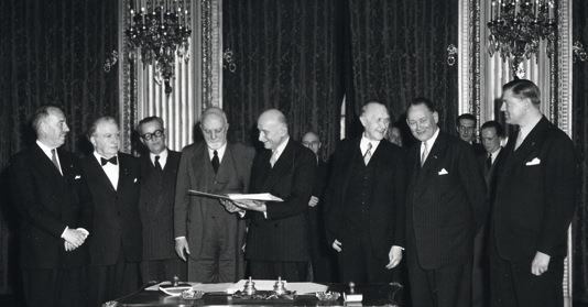 I capi di governo dei sei paesi promotori della CECA riuniti a Parigi per la firma del trattato.