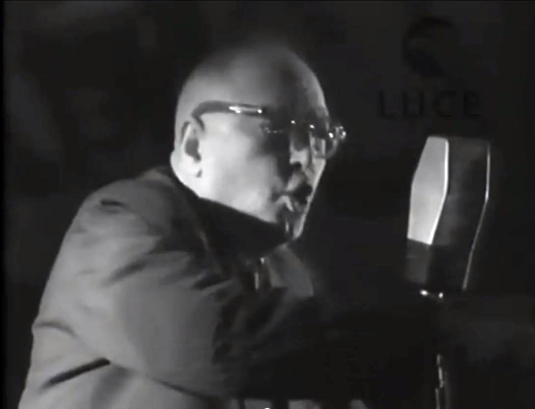 Pietro Nenni durante le conclusioni al congresso PSI.