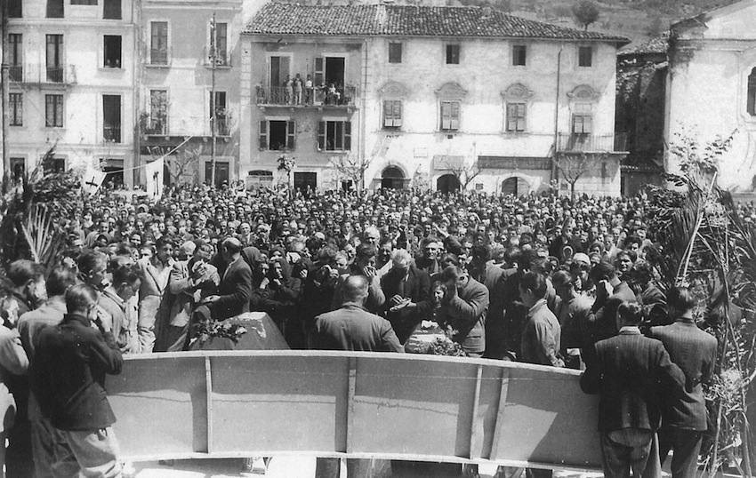 Comizio a Celano durante lo sciopero nazionale per l'eccidio del giorno precedente.