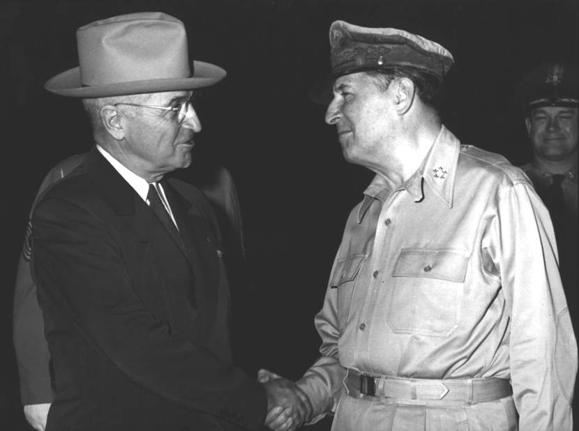 Il Presidente Harry Truman con il gen. Douglas McArthur.