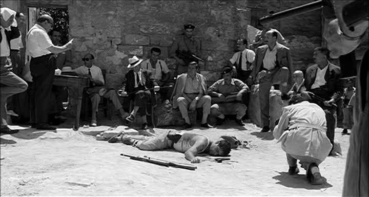 Il ritrovamento del cadavere di Salvatore Giuliano nella scena del film di Rosi del 1962.