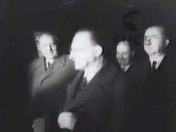 De Gasperi, con i ministri Pella e Pacciardi, di ritorno dal Consiglio atlantico di Lisbona.