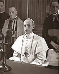 Pio XII durante un messaggio radiofonico.
