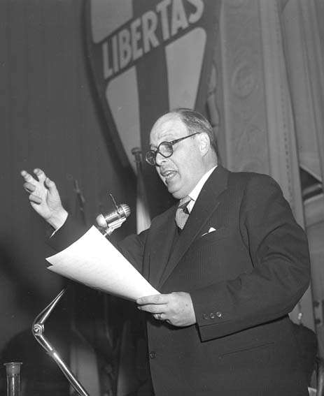 Salvatore Rebecchini durante la campagna per le elezioni comunali di Roma.