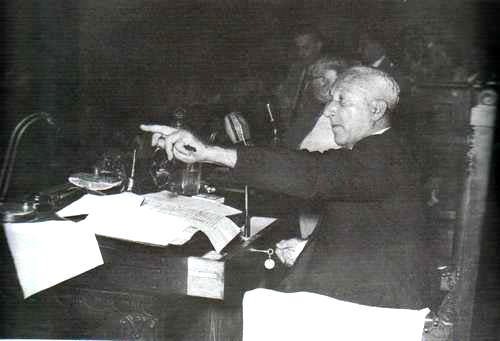 Achille Lauro sullo scranno di sindaco di Napoli.