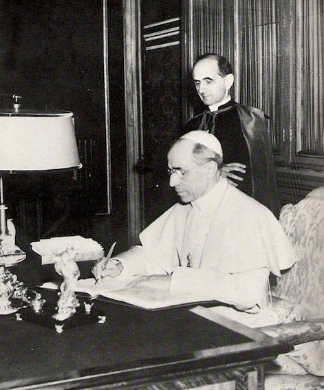Pio XII con Mons. Montini, futuro papa Paolo VI.