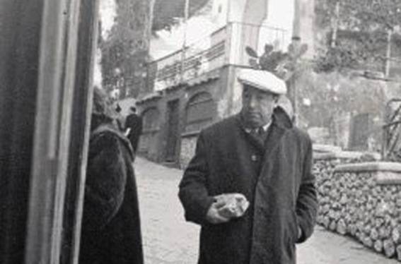 Pablo Neruda a Capri nel 1952. Il suo soggiorno in Italia ispirò il film «Il postino» del 1994 con Massimo Troisi.