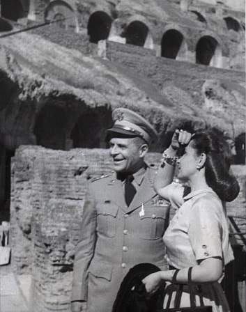 Il gen Matthew B. Ridgway al Colosseo 1952.