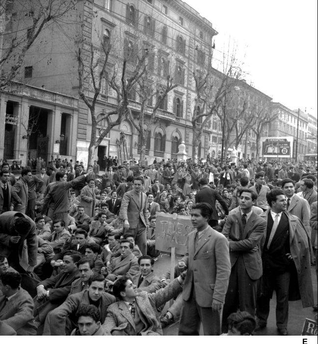 Manifestazione studentesca per il ritorno di Trieste all'Italia.