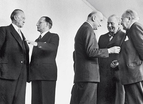 Capi di governo al Consiglio d'Europa (sono riconoscibili, da sinistra, Adenauer, De Gasperi e Schuman).