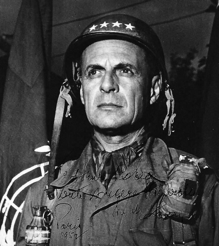 Il gen. Ridgway in una foto con dedica.