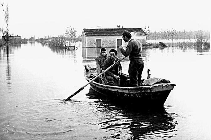 Salvataggio di persone isolate dall'alluvione.