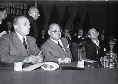 Da sinistra, Attilio Piccioni, Guido Gonella e Alcide De Gasperi alla presidenza del IV congresso DC.