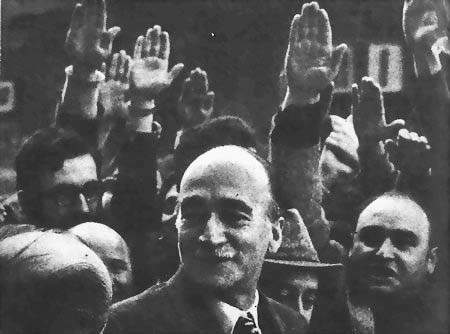 Giorgio Almirante tra i suoi militanti.