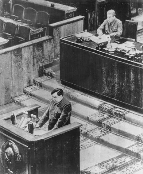 Malenkov alla tribuna del XIX congresso del PCUS. In alto a destra Stalin.