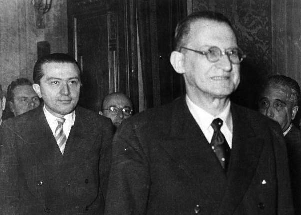 Il Presidente del Consiglio De Gasperi con il suo Sottosegretario alla Presidenza Giulio Andreotti.