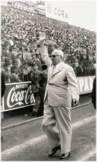 Achille Lauro, armatore, sindaco di Napoli e presidente della squadra del Napoli, fu anche uomo politico di fede monarchica.