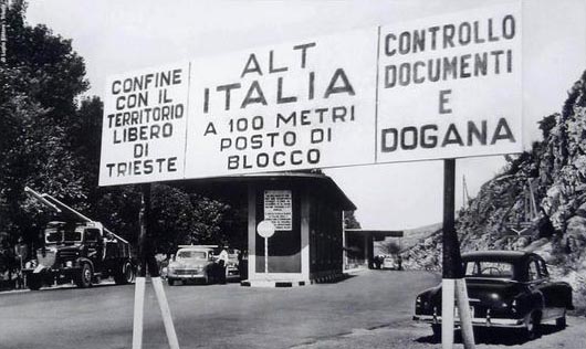 Posto di blocco al confine tra Italia e Territorio libero di Trieste nel 1953.