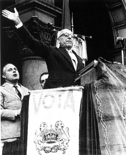 Achille Lauro durante un comizio.