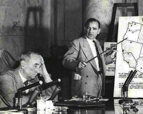 Il sen. McCarthy mostra sulla carta le infiltrazioni dei comunisti in USA.