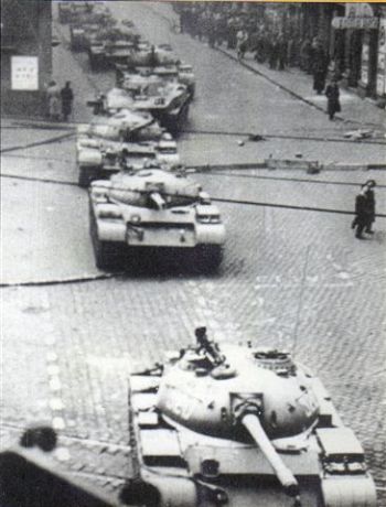 L'ingresso dei carri armati sovietici a Budapest.