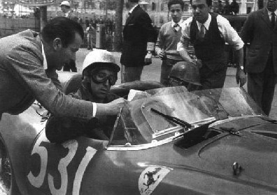 Alfonso De Portago su Ferrari alla Mille miglia del 1957.