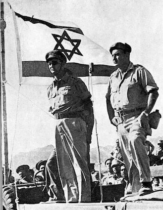 Il gen. Moshe Dayan al comando delle truppe israeliane nel Sinai.