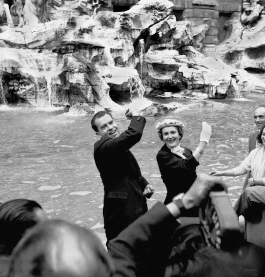 Nixon e consorte a fontana di Trevi a Roma nel 1957.