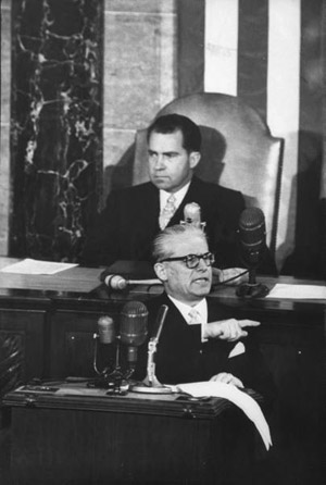 Il Presidente Giovanni Gronchi interviene al Congresso USA. Alle sue spalle Richard Nixon, allora Vice-presidente degli Stati Uniti.