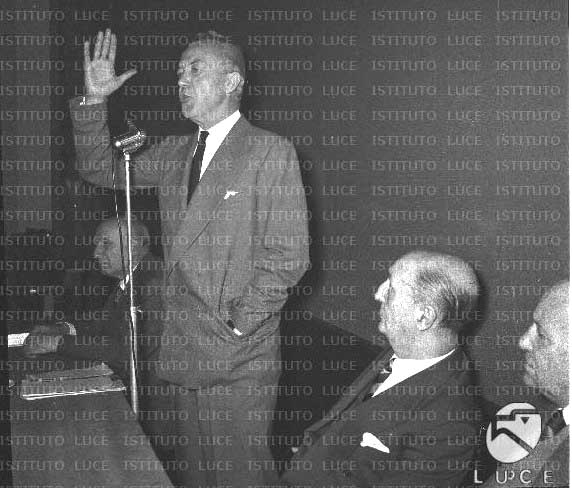 Nicolò Carandini (in piedi) e Bruno Villabruna (seduto alla sua sinistra) al convegno di fondazione del Partito radicale il 10/12/55.