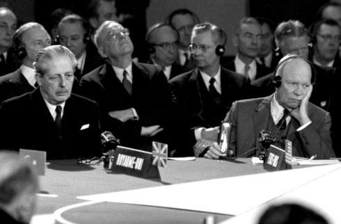Il Presidente USA Eisenhower e il premier britannico Macmillan alla Conferenza del Patto atlantico.