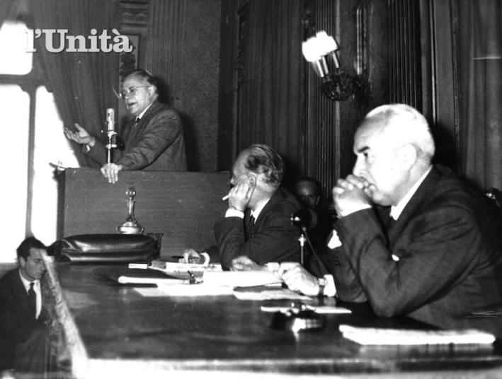 Togliatti interviene al convegno su Gramsci.